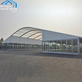 透明な固体サイドウォールが付いている窓のアークムのテントによってアーチ形にされる屋根