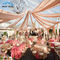 多彩な低い小テーブル セットが付いている外の結婚式のでき事のテントの装飾